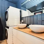 Newly Renovated, Centrally Located Family With Mountain View *