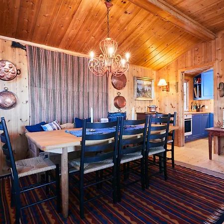 Newly Renovated, Centrally Located Family With Mountain View Holiday home