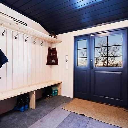 Newly Renovated, Centrally Located Family With Mountain View Holiday home *